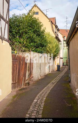 Arrière-rue caché dans le centre historique de Colmar, France Banque D'Images