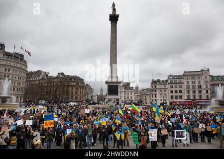 Londres, Royaume-Uni. 5th mars 2022. Des manifestants se sont rassemblés sur Trafalgar Square pour soutenir le peuple ukrainien tandis que la guerre de Poutine en Russie se poursuit. Crédit : Kiki Streitberger/Alay Live News Banque D'Images