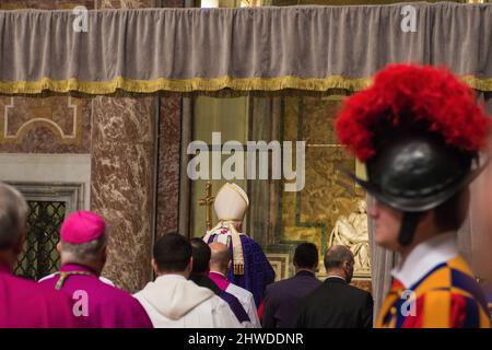 Cité du Vatican, Vatican 13/02/2013: Le Pape Benoît XVI fait des vagues alors qu'il part après la messe pour le mercredi des cendres, ouvrant le Carême, la période de quarante jours d'abstinence et de privation pour les chrétiens, avant la semaine sainte et Pâques, à la basilique Saint-Pierre au Vatican. Le pape Benoît XVI a fait sa première apparition publique mercredi depuis son annonce de démission de choc. ©Andrea Sabbadini Banque D'Images