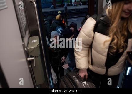 Przemysl, Varsovie, Pologne. 5th mars 2022. Les réfugiés d'Ukraine attendent en ligne pour monter à bord d'un train pour Varsovie à la gare de Przemysl le 05 2022 mars à Przemysl, en Pologne. Depuis le début de l'invasion de l'Ukraine par les troupes russes, plus de 1,3 millions de réfugiés ukrainiens ont traversé la frontière du pays. Selon le vice-ministre de l'intérieur, la Pologne a accepté près de 800 000 000 réfugiés ukrainiens. (Credit image: © Aleksander Kalka/ZUMA Press Wire) Credit: ZUMA Press, Inc./Alamy Live News Banque D'Images