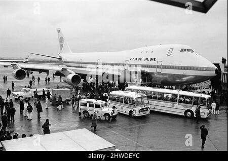 Le Boeing 747 de 361 passagers arrive à l'aéroport de Heathrow. Le premier Boeing 747 Jumbo à voler vers la Grande-Bretagne est arrivé en toute sécurité de New York. Le jet géant a une vitesse de croisière de 625 mph et devrait réduire le trajet de New York à Londres de 30 minutes. 12th janvier 1970. Banque D'Images