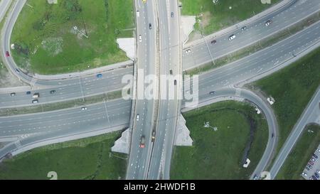 Voie rapide surélevée. Attache. La courbe du pont de suspension. Vue aérienne. Vue de dessus. Arrière-plan route pittoresque. Banque D'Images