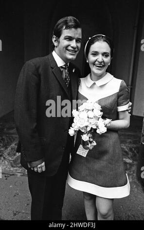 Le mariage de Neville Hughes, qui joue le révérend Peter Hope dans la série «Crossroads» de ATV et de Frances Nicholson à l'église St Michael's Church, Chester Square, Belgravia. 25th octobre 1969. Banque D'Images