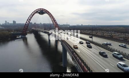 Vue de dessus du pont avec suspension pour autoroute. Sc ne