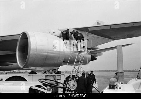 Le Boeing 747 de 361 passagers arrive à l'aéroport de Heathrow. Le premier Boeing 747 Jumbo à voler vers la Grande-Bretagne est arrivé en toute sécurité de New York. Le jet géant a une vitesse de croisière de 625 mph et devrait réduire le trajet de New York à Londres de 30 minutes. 12th janvier 1970. Banque D'Images