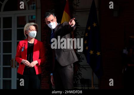 Madrid, espagnol. 05th mars 2022. Madrid Espagne; 05.03.2022.- le président espagnol Pedro Sánchez reçoit le président de la Commission européenne, Ursula von der Leyen, au complexe de la Moncloa, siège du gouvernement du Royaume d'Espagne crédit: Juan Carlos Rojas/dpa/Alay Live News Banque D'Images