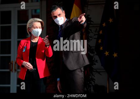 Madrid, espagnol. 05th mars 2022. Madrid Espagne; 05.03.2022.- le président espagnol Pedro Sánchez reçoit le président de la Commission européenne, Ursula von der Leyen, au complexe de la Moncloa, siège du gouvernement du Royaume d'Espagne crédit: Juan Carlos Rojas/dpa/Alay Live News Banque D'Images