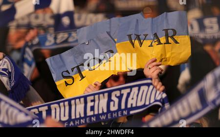 Bochum, Allemagne. 05th Mar, 2022. Firo : 05.03.2022, Fuvuball, 1.Bundesliga, saison 2021/2022, VfL Bochum - SpVgg Greuther Fvºrth fans Bochum avec affiche STOP WAR, UKRAINE/dpa/Alamy Live News Banque D'Images