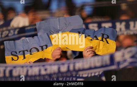 Bochum, Allemagne. 05th Mar, 2022. Firo : 05.03.2022, Fuvuball, 1.Bundesliga, saison 2021/2022, VfL Bochum - SpVgg Greuther Fvºrth fans Bochum avec affiche STOP WAR, UKRAINE/dpa/Alamy Live News Banque D'Images