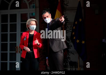 Madrid, espagnol. 05th mars 2022. Madrid Espagne; 05.03.2022.- le président espagnol Pedro Sánchez reçoit le président de la Commission européenne, Ursula von der Leyen, au complexe de la Moncloa, siège du gouvernement du Royaume d'Espagne crédit: Juan Carlos Rojas/dpa/Alay Live News Banque D'Images