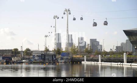 Belle vue sur la promenade et la ville moderne avec téléphérique. Action. Magnifique panorama avec téléphérique passant sur le canal en arrière-plan de la ville moderne. Banque D'Images