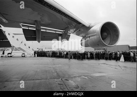 Le Boeing 747 de 361 passagers arrive à l'aéroport de Heathrow. Le premier Boeing 747 Jumbo à voler vers la Grande-Bretagne est arrivé en toute sécurité de New York. Le jet géant a une vitesse de croisière de 625 mph et devrait réduire le trajet de New York à Londres de 30 minutes. 12th janvier 1970. Banque D'Images