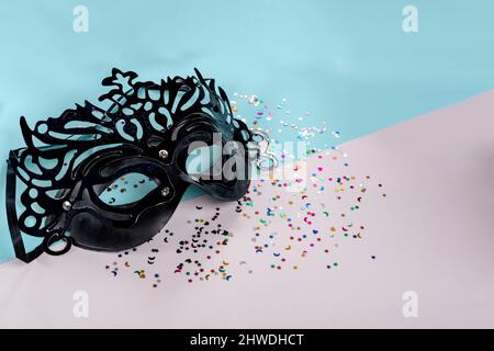 Masque de carnaval Happy Purim et étoile étincelante sur fond bleu-blanc. Banque D'Images