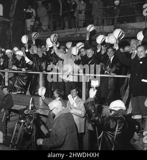 Mersey tunnel Breakthrough 4th mars 1970Builders, les conseillers et les responsables du tunnel posent pour une photo officielle à la suite de la percée entre les tunnels de Birkenhead et Liverpool sous la rivière Mersey . Au milieu de la photo, porter la couche d'usure en caoutchouc de couleur claire est le président du comité mixte de tunnel Alderman Harold MacDonald Steward Banque D'Images