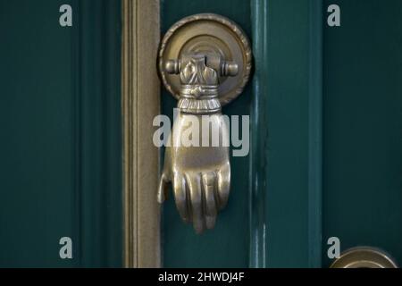 Ancienne maison néoclassique porte d'entrée en bois vert cyprès avec un ancien knoper en laiton à Nafplio, Grèce. Banque D'Images