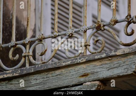 Ancienne maison néoclassique sur mesure fait rouillé balcon main courante en fer forgé à Nafplio, Grèce. Banque D'Images