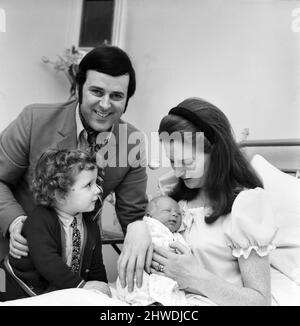 Le fier père Terry Wogan a permis aux équipes de presse de documenter sa visite à l'hôpital de la Reine-Charlotte, alors qu'il a amené son fils aîné Alan Wogan, 2½, à rendre visite à sa mère Helen Wogan et à son nouveau-né bébé, frère âgé de deux jours seulement. Terry Wogan, quand on lui a demandé le nom de son dernier fils, a dit: "Il est trop tôt pour dire, nous n'avons pas encore pensé à un nom". Il a été annoncé plus tard que la famille avait décidé de nommer leur nouvelle arrivée Mark Wogan. *** Légende locale *** femme Banque D'Images