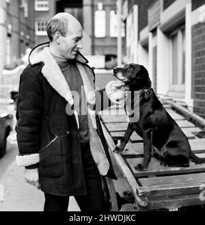 Patrick Stewart, qui est vedette comme Lauce dans la production de la Royal Shakespeare Company des deux Messieurs de Vérone, avec Blackie, un chien sauvé à Leamington Spa par le Service de sauvetage des chiens Avon. Blackie a immédiatement été mis pour le rôle de crabe, qui a une relation importante dans le jeu avec Launce. 21st décembre 1970. Banque D'Images