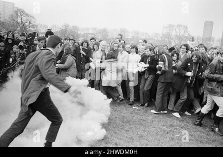 La réunion « Festival of Life » organisée par le CND à Victoria Park à Bethnal Green, est de Londres. Spectacles photo : les jeunes jouant avec une cartouche de fumée qu'ils ont ramassés lors d'une reconstitution du tournage de Pickville. 29th mars 1970. Banque D'Images