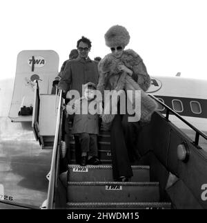 Barbra Streisand arrive à l'aéroport de Heathrow avec son fils Jason Gould. Elle est ici pour filmer des scènes pour Paramount « On a Clear Day You CAN See Forever ». 28th mars 1969. Banque D'Images