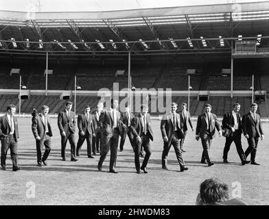 Les membres de l'équipe de rugby de Salford Red Devils inspectent le terrain au stade Wembley avant leur match de finale de la coupe du défi contre Castleford. Sur la photo au centre (avec les mains dans les poches) est le joueur gallois Colin Dixon . 15th mai 1969. Banque D'Images