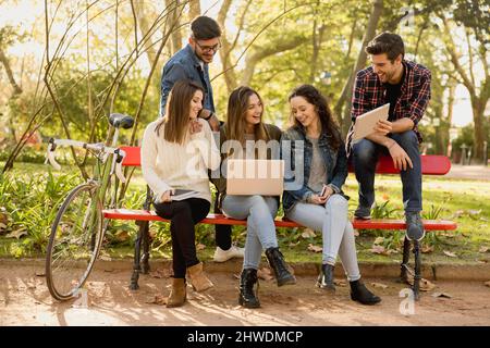 Groupe d'amis dans le parc s'amuser ensemble Banque D'Images