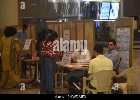 Mumbai, Inde. 05th mars 2022. MUMBAI, INDE - 5 MARS : des étudiants indiens en médecine bloqués évacués d'Ukraine en crise arrivent à l'aéroport international, le 5 mars 2022 à Mumbai, Inde. Le gouvernement indien met à l'échelle l'"opération Ganga", une opération de sauvetage pour évacuer les ressortissants indiens, principalement des étudiants d'Ukraine déchirée par un conflit au milieu d'une guerre avec la Russie, à travers les pays voisins. (Photo de Vijay Bate/Hindustan Times/Sipa USA ) Credit: SIPA USA/Alay Live News Banque D'Images