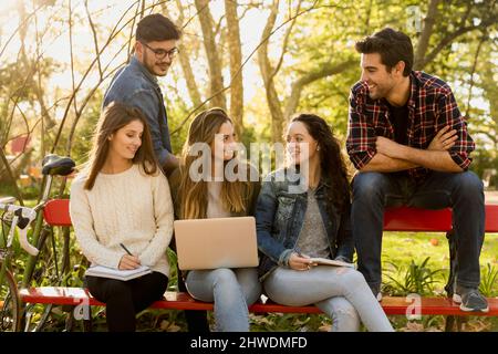 Groupe d'amis dans le parc s'amuser ensemble Banque D'Images