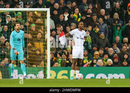 Norwich, Royaume-Uni. 5th mars 2022 ; Carrow Road, Norwich, Norforlk, Angleterre ; Premier League football, Norwich contre Brentford; Ivan Toney de Brentford tourne le dos à Tim Krul de Norwich City, alors qu'il se prépare à prendre un crédit de pénalité: Action plus Sports Images/Alay Live News Banque D'Images