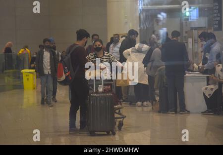 Mumbai, Inde. 05th mars 2022. MUMBAI, INDE - 5 MARS : des étudiants indiens en médecine bloqués évacués d'Ukraine en crise arrivent à l'aéroport international, le 5 mars 2022 à Mumbai, Inde. Le gouvernement indien met à l'échelle l'"opération Ganga", une opération de sauvetage pour évacuer les ressortissants indiens, principalement des étudiants d'Ukraine déchirée par un conflit au milieu d'une guerre avec la Russie, à travers les pays voisins. (Photo de Vijay Bate/Hindustan Times/Sipa USA ) Credit: SIPA USA/Alay Live News Banque D'Images