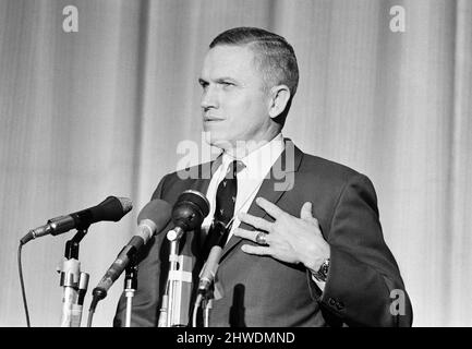 Le colonel Frank Borman, astronaute de la NASA et commandant Apollo 8, le premier vaisseau spatial habité à quitter l'orbite basse de la Terre, à atteindre la Lune, à l'orbiter et à revenir (décembre 1968), photographié lors d'une conférence de presse à l'ambassade américaine de Londres, le lundi 3rd février 1969. Frank Frederick Borman II Banque D'Images