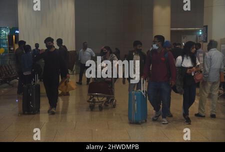 Mumbai, Inde. 05th mars 2022. MUMBAI, INDE - 5 MARS : des étudiants indiens en médecine bloqués évacués d'Ukraine en crise arrivent à l'aéroport international, le 5 mars 2022 à Mumbai, Inde. Le gouvernement indien met à l'échelle l'"opération Ganga", une opération de sauvetage pour évacuer les ressortissants indiens, principalement des étudiants d'Ukraine déchirée par un conflit au milieu d'une guerre avec la Russie, à travers les pays voisins. (Photo de Vijay Bate/Hindustan Times/Sipa USA ) Credit: SIPA USA/Alay Live News Banque D'Images