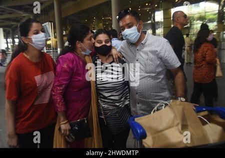 Mumbai, Inde. 05th mars 2022. MUMBAI, INDE - 5 MARS : des étudiants indiens en médecine bloqués évacués d'Ukraine en crise arrivent à l'aéroport international, le 5 mars 2022 à Mumbai, Inde. Le gouvernement indien met à l'échelle l'"opération Ganga", une opération de sauvetage pour évacuer les ressortissants indiens, principalement des étudiants d'Ukraine déchirée par un conflit au milieu d'une guerre avec la Russie, à travers les pays voisins. (Photo de Vijay Bate/Hindustan Times/Sipa USA ) Credit: SIPA USA/Alay Live News Banque D'Images