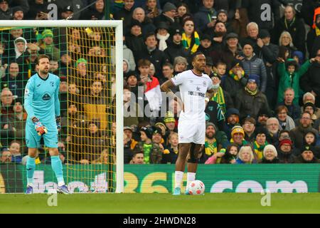 Norwich, Royaume-Uni. 5th mars 2022 ; Carrow Road, Norwich, Norforlk, Angleterre ; Premier League football, Norwich contre Brentford; Ivan Toney de Brentford tourne le dos à Tim Krul de Norwich City, alors qu'il se prépare à prendre un crédit de pénalité: Action plus Sports Images/Alay Live News Banque D'Images