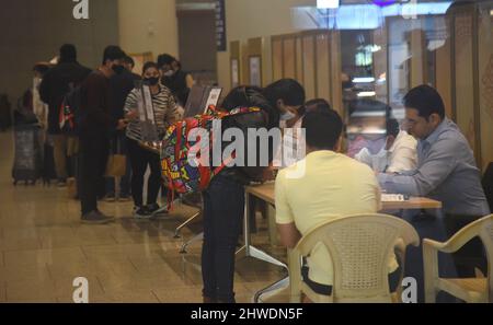 Mumbai, Inde. 05th mars 2022. MUMBAI, INDE - 5 MARS : des étudiants indiens en médecine bloqués évacués d'Ukraine en crise arrivent à l'aéroport international, le 5 mars 2022 à Mumbai, Inde. Le gouvernement indien met à l'échelle l'"opération Ganga", une opération de sauvetage pour évacuer les ressortissants indiens, principalement des étudiants d'Ukraine déchirée par un conflit au milieu d'une guerre avec la Russie, à travers les pays voisins. (Photo de Vijay Bate/Hindustan Times/Sipa USA ) Credit: SIPA USA/Alay Live News Banque D'Images