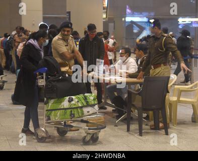 Mumbai, Inde. 03rd mars 2022. MUMBAI, INDE - 3 MARS : des étudiants indiens bloqués évacués d'Ukraine en crise arrivent à l'aéroport international, le 3 mars 2022 à Mumbai, Inde. Le gouvernement indien met à l'échelle l'"opération Ganga", une opération de sauvetage pour évacuer les ressortissants indiens, principalement des étudiants d'Ukraine déchirée par un conflit au milieu d'une guerre avec la Russie, à travers les pays voisins. (Photo de Vijay Bate/Hindustan Times/Sipa USA ) Credit: SIPA USA/Alay Live News Banque D'Images