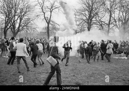 La réunion « Festival of Life » organisée par le CND à Victoria Park à Bethnal Green, est de Londres. Spectacles photo : les jeunes jouant avec une cartouche de fumée qu'ils ont ramassés lors d'une reconstitution du tournage de Pickville. 29th mars 1970. Banque D'Images