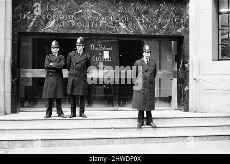 La scène à l'extérieur de la London School of Ecomonics (LSE), après des perturbations la nuit dernière, quand les élèves ont fait la démonstration de l'installation de portes de sécurité en acier. 25th janvier 1969. Banque D'Images