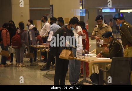 Mumbai, Inde. 03rd mars 2022. MUMBAI, INDE - 3 MARS : des étudiants indiens bloqués évacués d'Ukraine en crise arrivent à l'aéroport international, le 3 mars 2022 à Mumbai, Inde. Le gouvernement indien met à l'échelle l'"opération Ganga", une opération de sauvetage pour évacuer les ressortissants indiens, principalement des étudiants d'Ukraine déchirée par un conflit au milieu d'une guerre avec la Russie, à travers les pays voisins. (Photo de Vijay Bate/Hindustan Times/Sipa USA ) Credit: SIPA USA/Alay Live News Banque D'Images