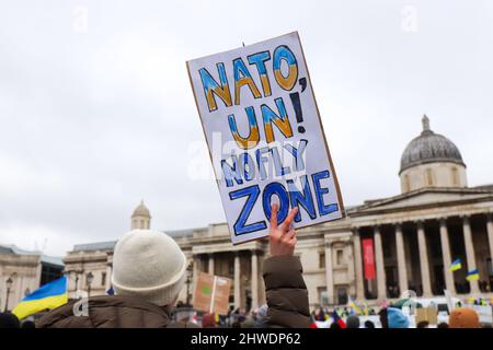 LONDRES, le 05 2022 MARS, Un manifestant tient un panneau appelant à une « zone sans vol pour l'Ukraine » pour protester contre l'invasion de l'Ukraine par la Russie sur Trafalgar Square Credit: Lucy North/Alay Live News Banque D'Images