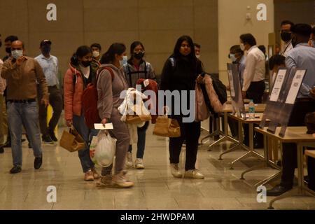 Mumbai, Inde. 03rd mars 2022. MUMBAI, INDE - 3 MARS : des étudiants indiens bloqués évacués d'Ukraine en crise arrivent à l'aéroport international, le 3 mars 2022 à Mumbai, Inde. Le gouvernement indien met à l'échelle l'"opération Ganga", une opération de sauvetage pour évacuer les ressortissants indiens, principalement des étudiants d'Ukraine déchirée par un conflit au milieu d'une guerre avec la Russie, à travers les pays voisins. (Photo de Vijay Bate/Hindustan Times/Sipa USA ) Credit: SIPA USA/Alay Live News Banque D'Images