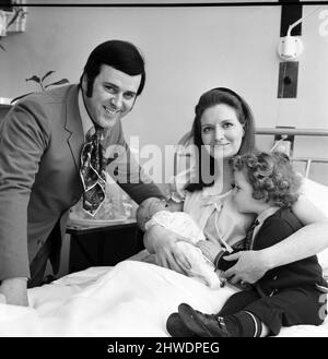 Le fier père Terry Wogan a permis aux équipes de presse de documenter sa visite à l'hôpital de la Reine-Charlotte, alors qu'il a amené son fils aîné Alan Wogan, 2½, à rendre visite à sa mère Helen Wogan et à son nouveau-né bébé, frère âgé de deux jours seulement. Terry Wogan, quand on lui a demandé le nom de son dernier fils, a dit: "Il est trop tôt pour dire, nous n'avons pas encore pensé à un nom". Il a été annoncé plus tard que la famille avait décidé de nommer leur nouvelle arrivée Mark Wogan. *** Légende locale *** femme Banque D'Images