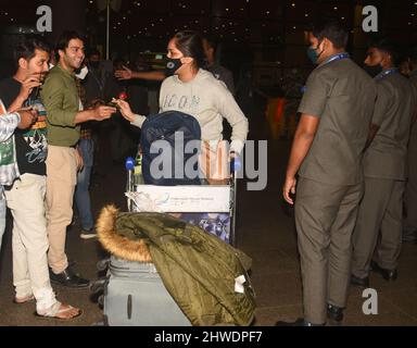 Mumbai, Inde. 03rd mars 2022. MUMBAI, INDE - 3 MARS : des étudiants indiens bloqués évacués d'Ukraine en crise arrivent à l'aéroport international, le 3 mars 2022 à Mumbai, Inde. Le gouvernement indien met à l'échelle l'"opération Ganga", une opération de sauvetage pour évacuer les ressortissants indiens, principalement des étudiants d'Ukraine déchirée par un conflit au milieu d'une guerre avec la Russie, à travers les pays voisins. (Photo de Vijay Bate/Hindustan Times/Sipa USA ) Credit: SIPA USA/Alay Live News Banque D'Images