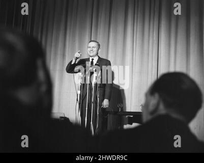 Le colonel Frank Borman, astronaute de la NASA et commandant Apollo 8, le premier vaisseau spatial habité à quitter l'orbite basse de la Terre, à atteindre la Lune, à l'orbiter et à revenir (décembre 1968), photographié lors d'une conférence de presse à l'ambassade américaine de Londres, le lundi 3rd février 1969. Frank Frederick Borman II Banque D'Images