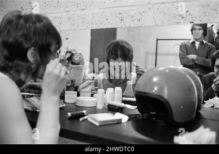 L'actrice una Stubbs et son mari Nicky Henson apparaissent dans la pièce « The Soldier's Tale » au Young Vic Theatre. 27th septembre 1970. Banque D'Images