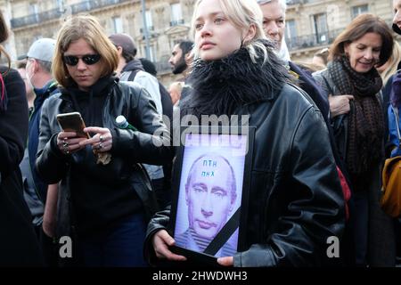 Une énorme mobilisation à Paris contre la guerre en Ukraine des milliers de personnes ont défilé entre la république et la bastille en scandant des slogans anti-poutine Banque D'Images