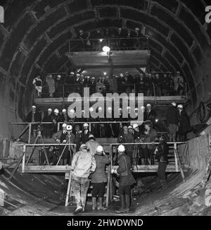 Mersey tunnel Breakthrough 4th mars 1970Builders, les conseillers et les responsables du tunnel posent pour une photo officielle à la suite de la percée entre les tunnels de Birkenhead et Liverpool sous la rivière Mersey Banque D'Images