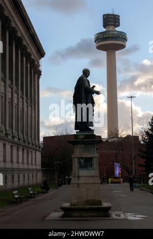 Statue à Arthur Forwood, par George Frampton avec la tour de radio City en arrière-plan et le St George's Hall, les jardins de St John's. Banque D'Images