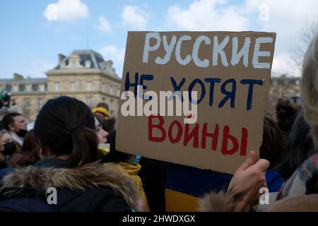 Une énorme mobilisation à Paris contre la guerre en Ukraine des milliers de personnes ont défilé entre la république et la bastille en scandant des slogans anti-poutine Banque D'Images