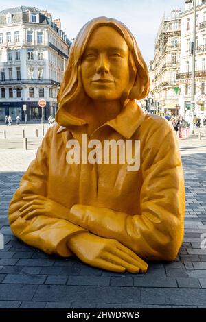 Lille, France, 28 février 2022. Sculpture de Romy par l'artiste Xavier Veilhan sur la piste de la gare de Lille-Flandres. Banque D'Images